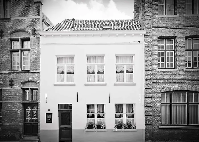 Rustic Private Cottage With 2 King Beds In Old Centre - Groeninghe